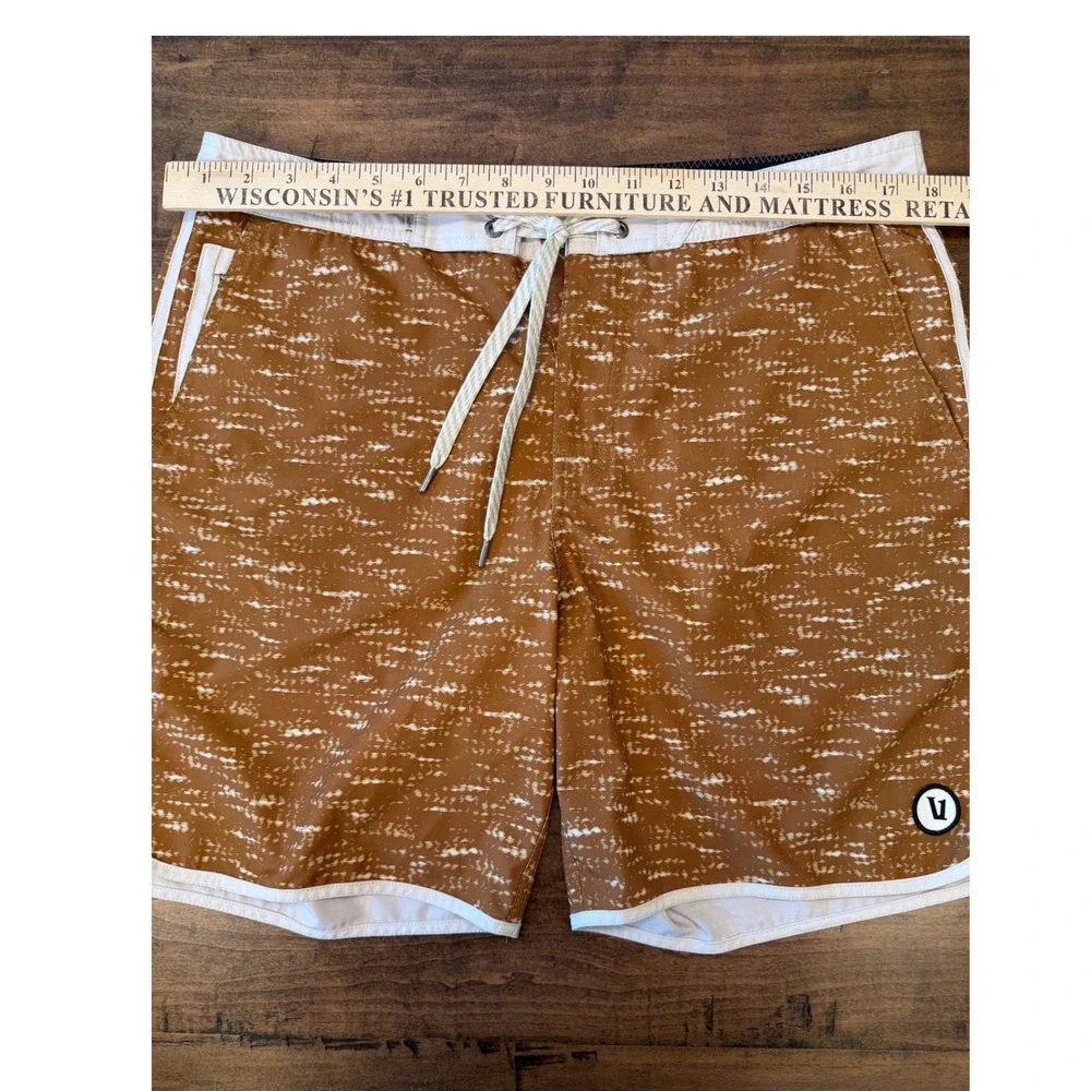 Vuori Cruise Board Shorts Mens 36 Brown White Dash Print Scalloped Swim Trunks
